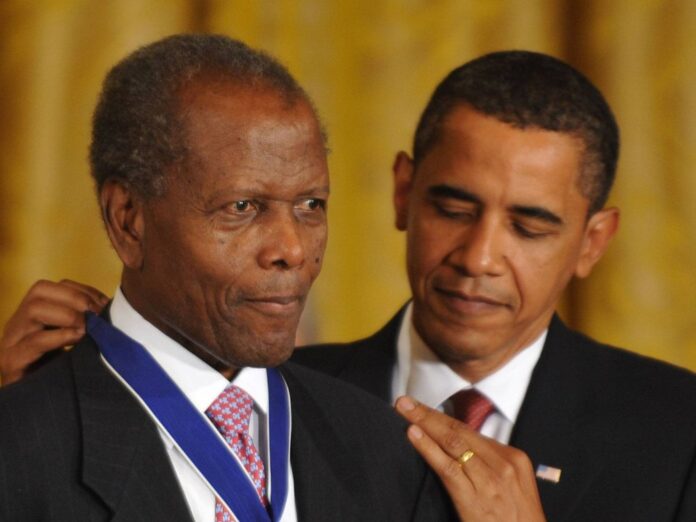 Barack Obama ehrte Sidney Poitier 2009 mit einem Orden.