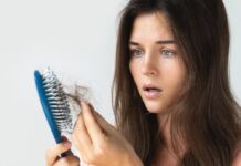 Frauen verlieren etwa 100 Haare pro Tag.