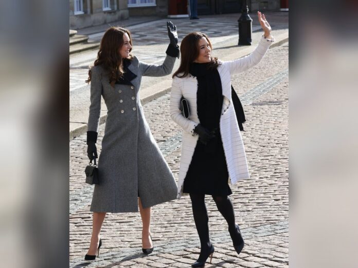 Im Einklang: Herzogin Kate (l.) und Kronprinzessin Mary vor dem Schloss in Kopenhagen.