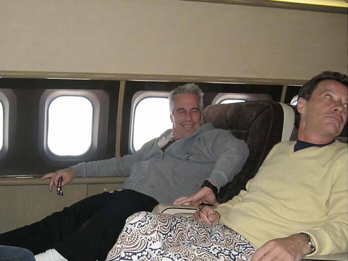 Jean-Luc Brunel (r.) mit Jeffrey Epstein in einem Flugzeug.