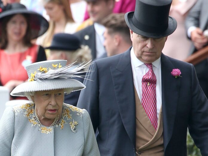 Ein Foto aus alten Zeiten: Längst darf Prinz Andrew keine offiziellen Termine mit Queen Elizabeth mehr wahrnehmen.