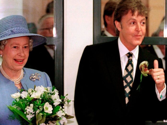 Paul McCartney bei einem Auftritt mit der Queen.