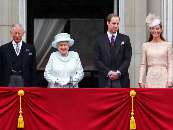 Queen Elizabeth II. (Mitte) anlässlich ihres Diamantenen Thronjubiläums im Jahr 2012 auf dem Balkon des Buckingham Palastes mit Prinz Charles (l.)