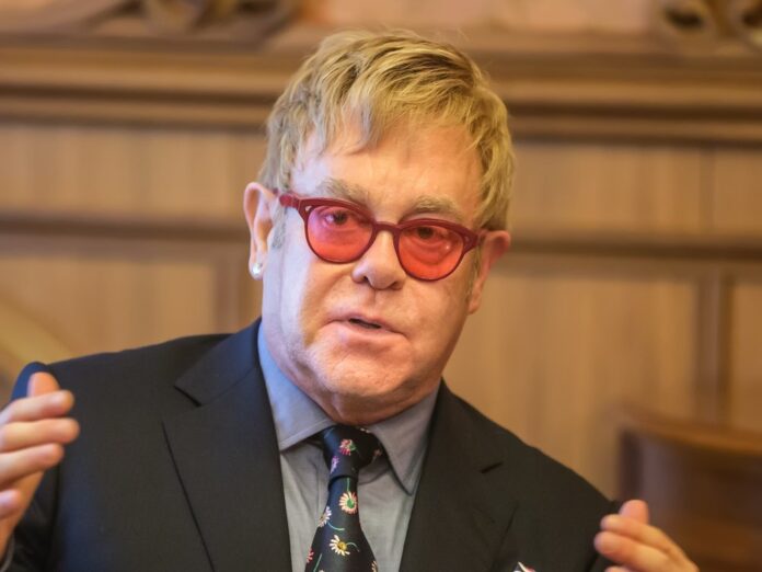 Sir Elton John hat einen Horrorflug hinter sich.