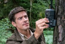 "Der Ranger - Paradies Heimat: Zusammenhalt": Nationalpark-Ranger Jonas Waldek (Philipp Danne) installiert Kameras