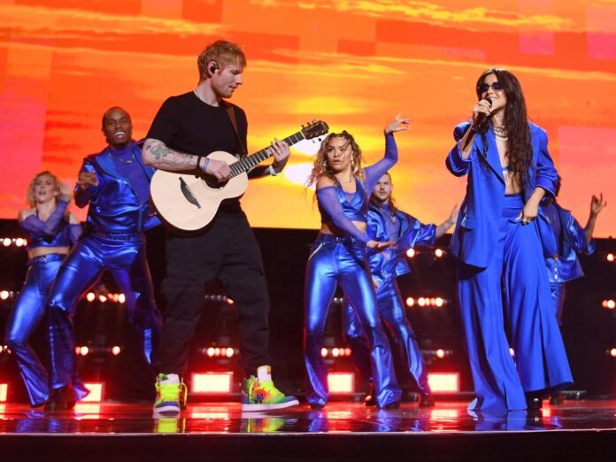 Ed Sheeran und Camila Cabello beim Benefizkonzert für die Ukraine.