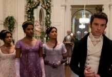 Jonathan Bailey findet sich in der zweiten Staffel des Netflix-Hits "Bridgerton" in einem Liebesdreieck mit Charithra Chandran (l.) und Simone Ashley (Mitte) wieder.