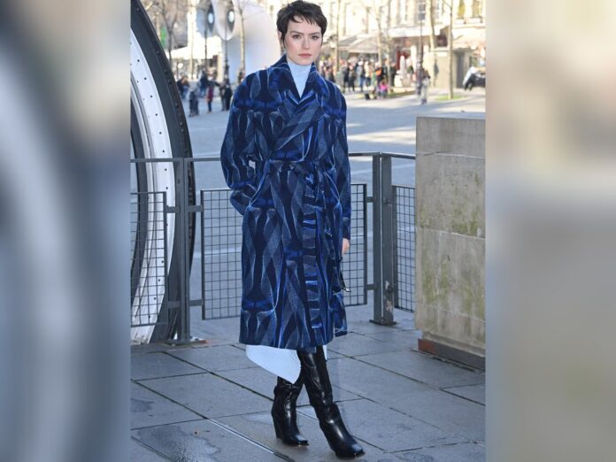 Daisy Ridley auf dem Weg zur Fashion-Show von Stella McCartney.
