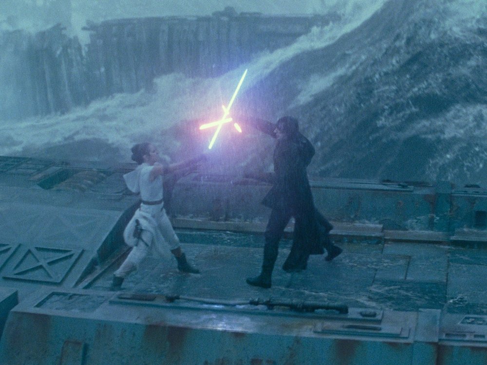 Daisy Ridley als Rey (l.) und Adam Driver als Kylo Ren in "Star Wars: Der Aufstieg Skywalkers".