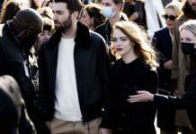 Hand in Hand bei der Pariser Fashion Week: Emma Stone und Ehemann Dave McCary.