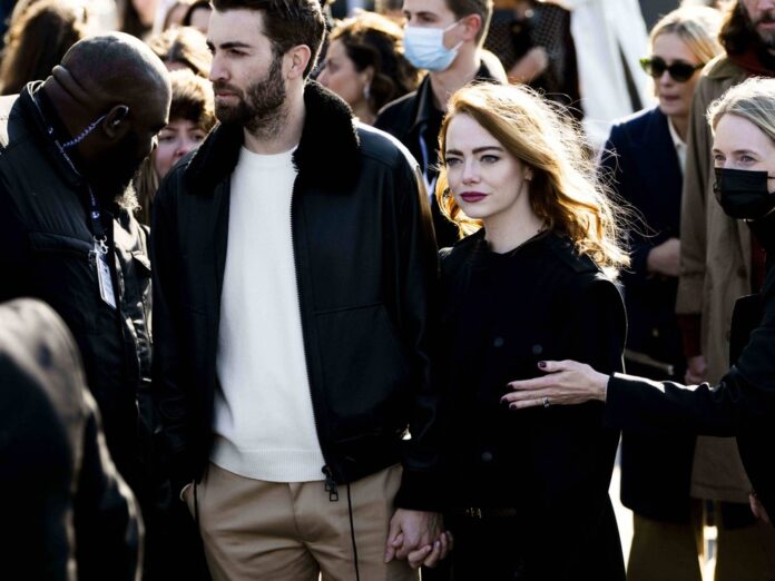 Hand in Hand bei der Pariser Fashion Week: Emma Stone und Ehemann Dave McCary.