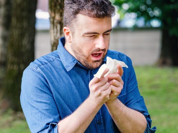 Eine juckende Nase ist nur eines von vielen Symptomen bei Heuschnupfen.