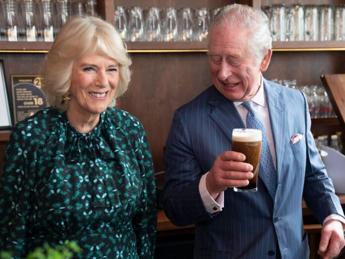 Herzogin Camilla und Prinz Charles haben offenbar eine Vorliebe für irisches Bier.