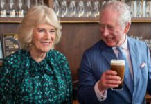 Herzogin Camilla und Prinz Charles in einer irischen Brauerei in London.