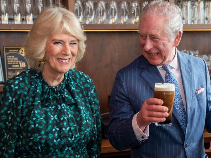 Herzogin Camilla und Prinz Charles in einer irischen Brauerei in London.