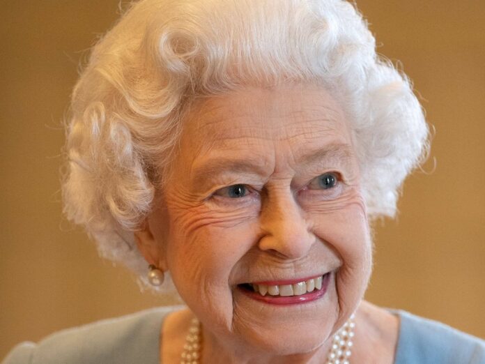 Queen Elizabeth II. freut sich über die rege Teilnahme an ihrer Baumpflanz-Aktion.
