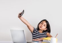 Den ganzen Tag Selfies schießen? Eltern können die Funktionalität von Smartphones für ihre Kinder einschränken.