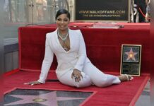 Sängerin Ashanti präsentiert stolz ihren Stern auf dem Hollywood Walk of Fame.