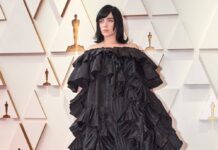 Billie Eilish erschien in einem auffälligen schwarzen Gucci-Kleid zu der Oscar-Verleihung vom 27. März.