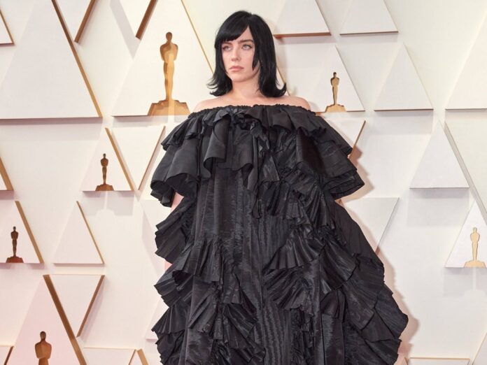Billie Eilish erschien in einem auffälligen schwarzen Gucci-Kleid zu der Oscar-Verleihung vom 27. März.