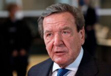 Gerhard Schröder hat Ehrenmitgliedschaften im deutschen Fußball verloren.