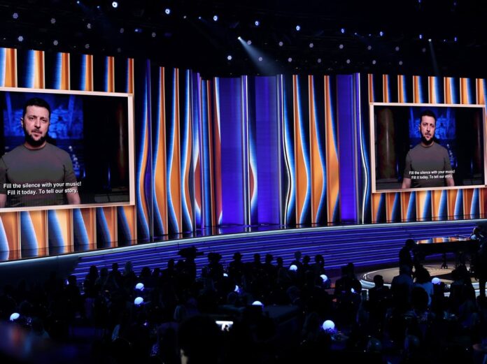 Der ukrainische Präsident Selenskyj spricht per Videobotschaft bei den Grammy Awards in Las Vegas.