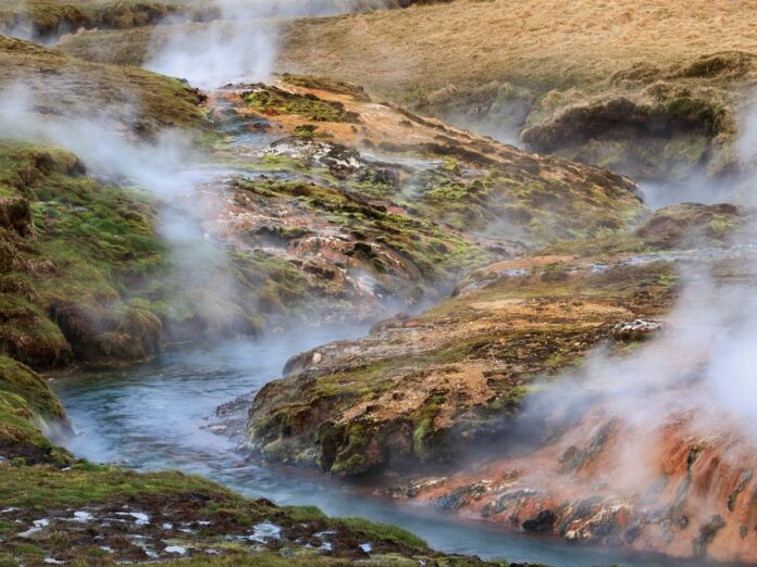 Der Fluss liegt im Tal Reykjadalur und hat eine angenehme Badetemperatur.