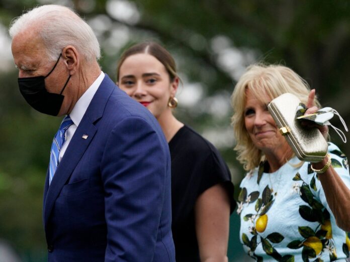 Joe und Jill Biden mit ihrer Enkelin Naomi (Mitte).