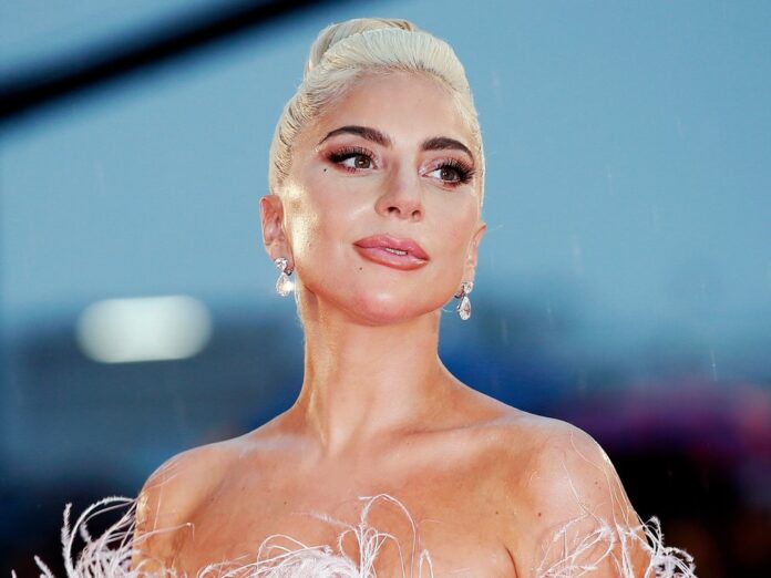 Lady Gaga steht bei den Grammys 2022 auf der Bühne.