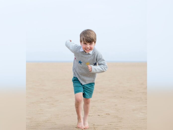 Prinz Louis tobt sich vor Mamas Kamera am Strand aus.