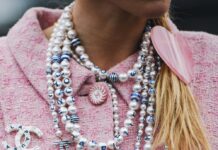Der Chanel-Klassiker Tweed erlebt 2022 ein Comeback in der Mode.