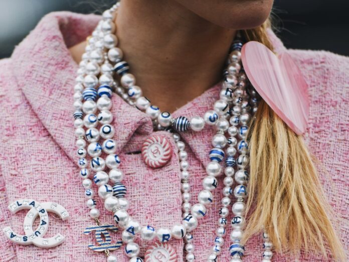Der Chanel-Klassiker Tweed erlebt 2022 ein Comeback in der Mode.
