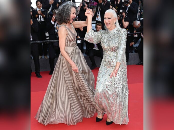 Andie MacDowell (li.) und Helen Mirren hatten viel Spaß auf dem roten Teppich in Cannes.