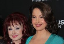 Ashley Judd (re.) trauert um ihre Mutter Naomi.