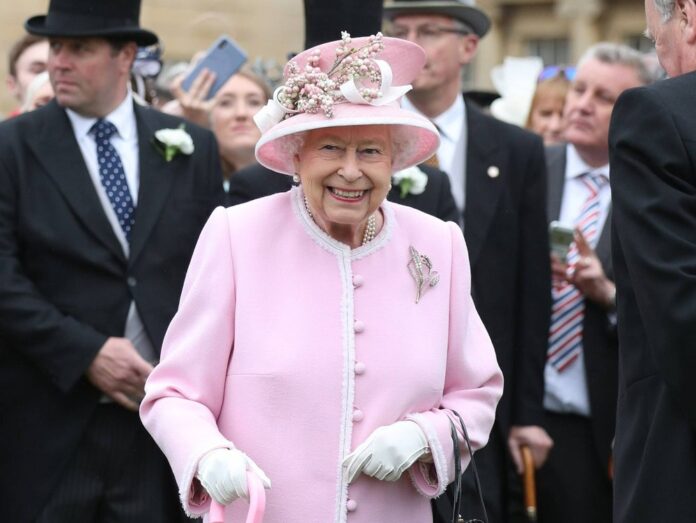 Queen Elizabeth II. bei einer der letzten regulären Gartenpartys im Mai 2019 im Buckingham Palast in London.
