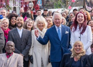 Der Cast der TV-Soap "EastEnders" hat Besuch von Prinz Charles und Herzogin Camilla bekommen.