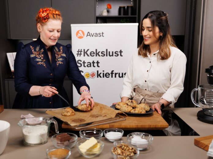 Enie van de Meiklokjes (li.) und Kiki Aweimer alias Kikis Kitchen beim gemeinsamen Backen.