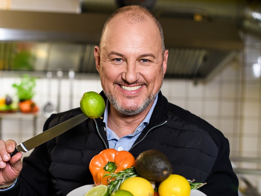 TV-Koch Frank Rosin steht wieder für "Rosins Restaurants - Ein Sternekoch räumt auf!" vor der Kamera.