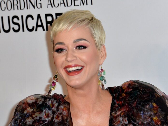 Katy Perry sorgt mit einer Panne vor laufender Kamera für Lacher.