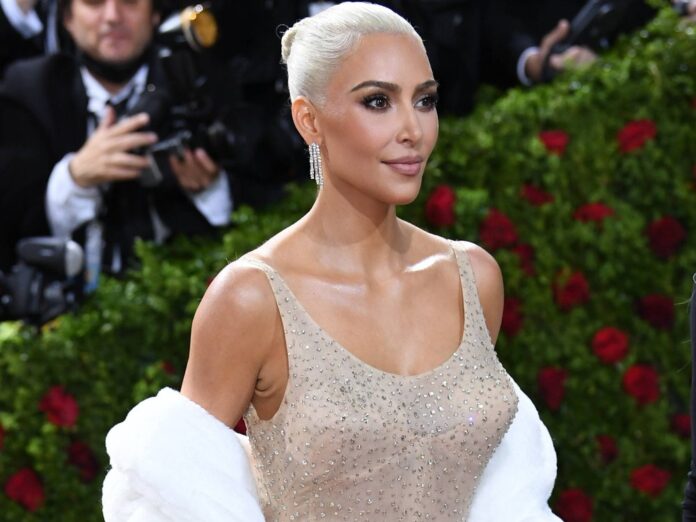Kim Kardashian trug nicht nur dieses Kleid von Marilyn Monroe am Abend der Met Gala.