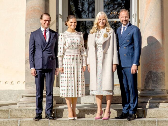 Prinz Daniel und Kronprinzessin Victoria von Schweden (li.) begrüßten Kronprinzessin Mette-Marit und Kronprinz Haakon von Norwegen auf Schloss Haga.