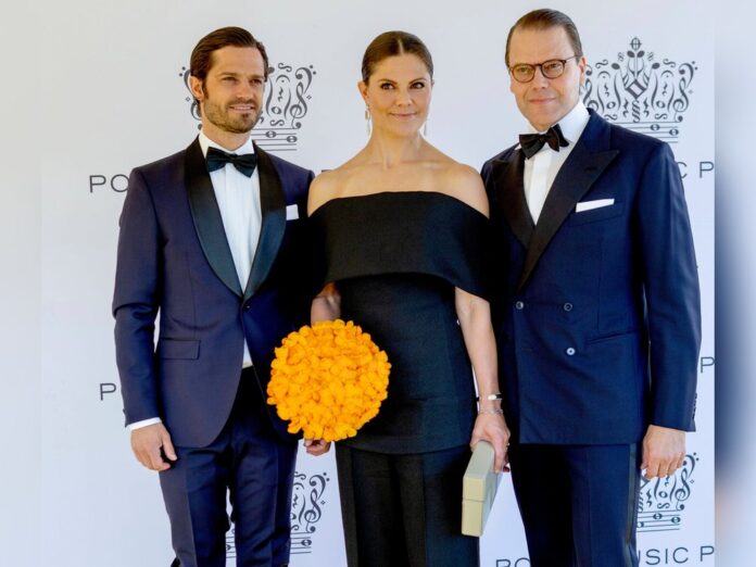 Gemeinsam mit ihrem jüngeren Bruder Prinz Carl Philip (l.) und ihrem Ehemann Prinz Daniel nahm Kronprinzessin Victoria an der Verleihung des 