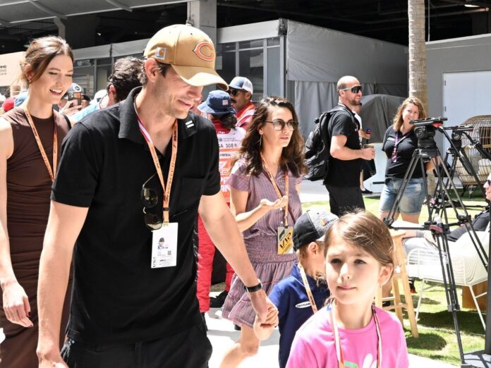 Ashton Kutcher und Mila Kunis mit den Kindern und Karlie Kloss.