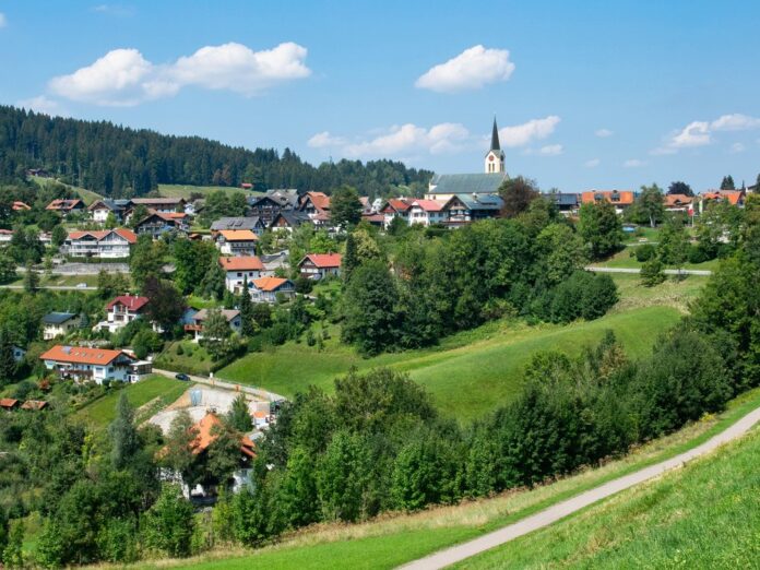 Sommerblick auf die Stadt Oberaufen in Allgäu.