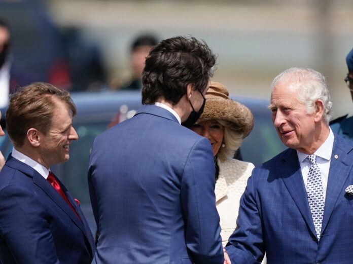 Justin Trudeau begrüßt Prinz Charles (r.) und Herzogin Camilla in St. John's.