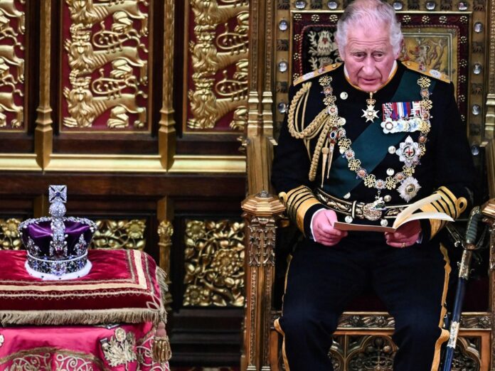 Prinz Charles und die Krone der Queen bei der Parlamentseröffnung.