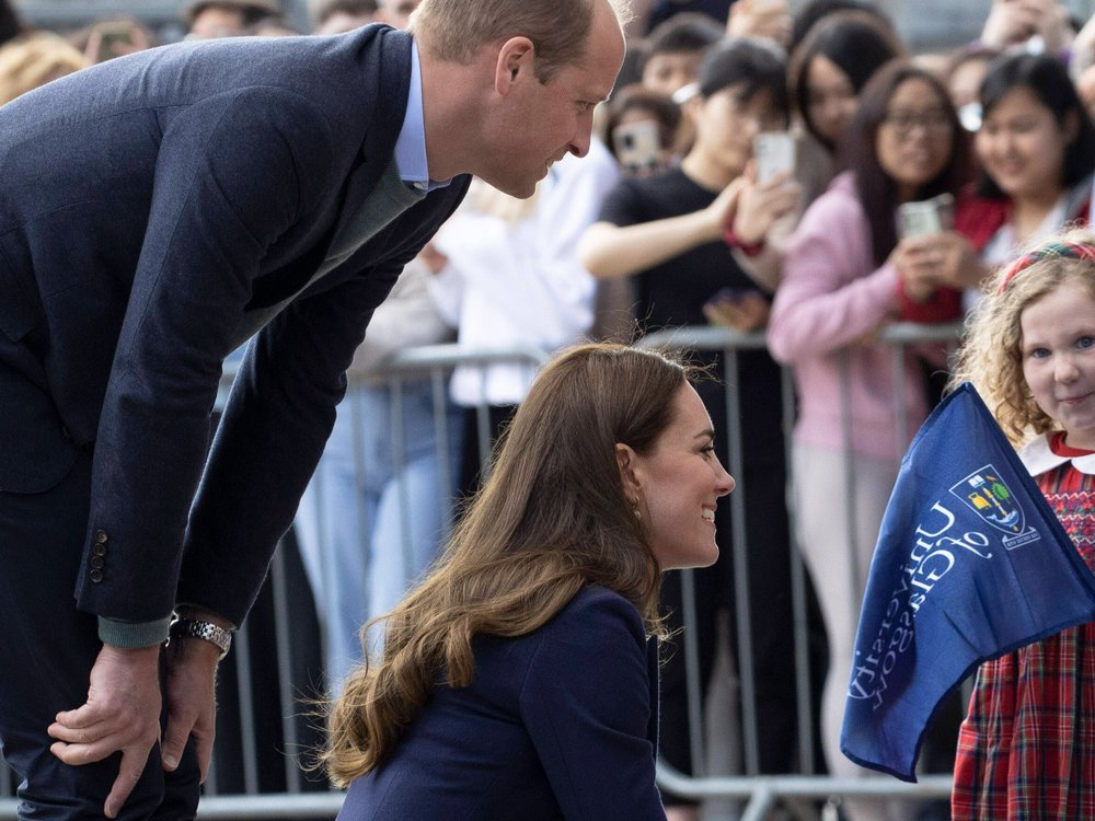 Prinz William und Herzogin Kate im Gespräch mit Kindern in Schottland.