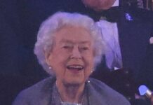 Die Queen strahlt bei ihrem Auftritt am Sonntagabend auf Schloss Windsor.