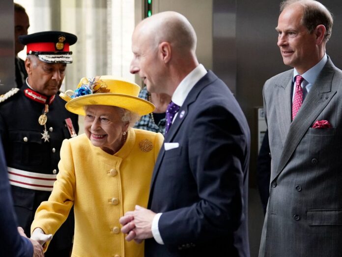 Die Queen strahlte in London in einem gelben Outfit.