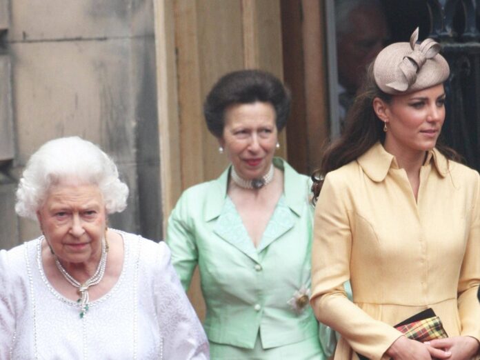 Zum Platinjubiläum von Queen Elizabeth (l.) mischen sich unter anderem Prinzessin Anne und Herzogin Kate (r.) unters Volk.